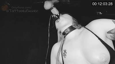 በክብር ጉድጓድ ላይ ፍጹም ጡቶች ያላት ቆንጆ ልጃገረድ